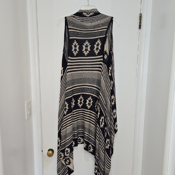 Forever 21 Blue and Cream Geometric Aztec Southwestern Design Knit Vest - Picture 6 of 7